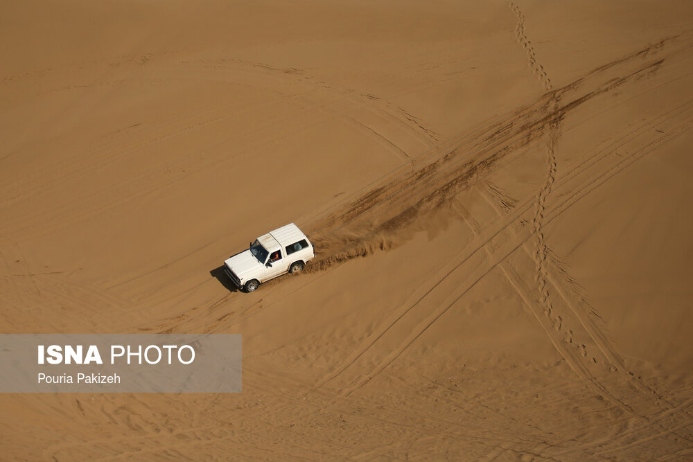 رد آفرود بر تن شنزارهای مرنجاب